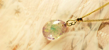 Sparkling memories 可愛らしいK18製のオリジナル羽のチャームが煌いています。 ラフォルム ガラスジュエリー ガラスアクセサリー