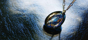 ラフォルム ガラスジュエリー ガラスアクセサリー Aquamarine drop 深い海に差し込む光を思わせる、青緑色のドロップペンダントです。滑らかに磨いた丸みのあるガラスの奥で、ブルー、ゴールド、パープルのイリデセント（ラメ）がゆっくりと色を変…