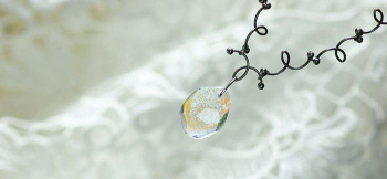 Fragment of shiny glitter ホワイトの衣装では、見る角度でブルーやゴールドに変わって優しく輝いてご覧いただけます。 ラフォルム ガラスジュエリー ガラスアクセサリー