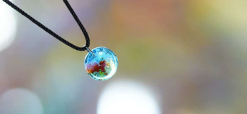 優しい陽だまりの中で ～ 青空に咲く花 ～ シンプルで身に着け易い円形のフォルムです。 ラフォルム ガラスジュエリー ガラスアクセサリー