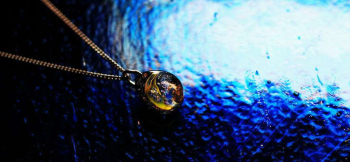 Small macrocosm 美しい銀河を閉じ込めたペンダント。 ラフォルム ガラスジュエリー ガラスアクセサリー