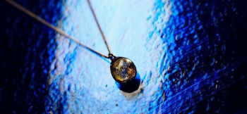 Small macrocosm 小さなドロップタイプのフォルム。シーンを選ばず身に付けていただけそうです ラフォルム ガラスジュエリー ガラスアクセサリー