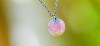 春夢の中で ~ ペンダント ~ 優しい桜色と青空の青色をガラス内部に表現しました。 ラフォルム ガラスジュエリー ガラスアクセサリー