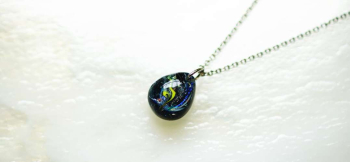 Small macrocosm ～ 流星 ～ 小ぶりのドロップタイプペンダントです。 ラフォルム ガラスジュエリー ガラスアクセサリー