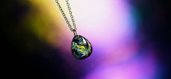 Small macrocosm ～ 流星 ～ ベースには濃い目のアベンチュリンブルー(濃紺)を使用しています。 ラフォルム ガラスジュエリー ガラスアクセサリー
