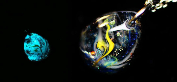 Small macrocosm ～ 流星 ～ 美しいラメとマーブル模様。さらに暗闇では蓄光の美しく幻想的な光をお楽しみいただけます。 ラフォルム ガラスジュエリー ガラスアクセサリー