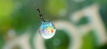 ラフォルム ガラスジュエリー ガラスアクセサリー Flowery garden 夏の日差しを受けて咲く草原の花々を、透明なガラスの中へ描きました。赤や黄色、ブルー、紫の細かな色ガラスが一粒ずつ浮かび、その間を繊細なイリデセント（ラメ）と小さな気泡が…