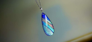 ラフォルム ガラスジュエリー ガラスアクセサリー DICHROIC AURORA WAVE 見る角度や光の当たり方で色合いを変化させる、ガラス素材の中で最高峰のガラスの王様と呼ばれる神秘的な「ダイクロガラス」をグラデーションのように施した、美しいガ…
