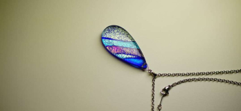 DICHROIC AURORA WAVE お肌に優しいステンレスチェーン付き。 ラフォルム ガラスジュエリー ガラスアクセサリー