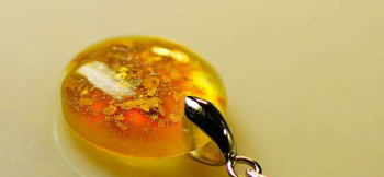 Orange bright moon 内部には、煌きのある金箔や純銀パウダーを閉じ込めています。 ラフォルム ガラスジュエリー ガラスアクセサリー