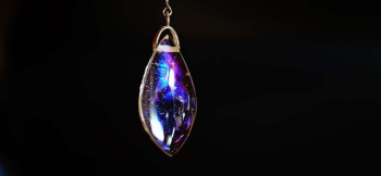 ラフォルム ガラスジュエリー ガラスアクセサリー Transparence Aurora 一見すると無色透明のマーキスタイプのフォルムが、ひとたび光を反射すると、内部にオーロラのような美しく幻想的な煌きに包まれます。写真ではお伝えできないその煌きを…