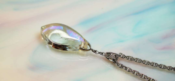 Transparence Aurora 光の当り方でラメの煌きが見えます。 ラフォルム ガラスジュエリー ガラスアクセサリー