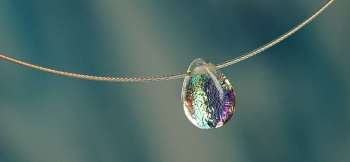 Dichroic drop 内部には美しいダイクロガラスの煌き。 ラフォルム ガラスジュエリー ガラスアクセサリー