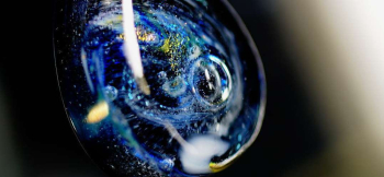 ラフォルム ガラスジュエリー ガラスアクセサリー Bubble Planet Galaxy 深い宇宙に浮かぶ、透明な泡の惑星。濃紺から青紫へ移るふっくらとしたしずくの中に、イリデセント（ラメ）やダイクロガラス、マーブル模様を幾層にも重ねました。ガラ…