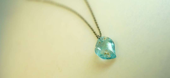 早春のBlue leaf 厚みを持たせたフォルムと、優しいアクアブルーの色合い。 ラフォルム ガラスジュエリー ガラスアクセサリー