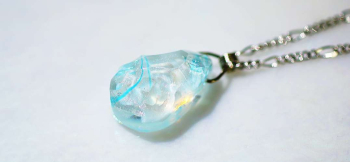ラフォルム ガラスジュエリー ガラスアクセサリー Iceberg drop 『Iceberg drop』は、青の色彩を生かした胸元を彩るガラスペンダントです。
透明感のある氷の内部に、霧が流れ込むように半透明ホワイトやターコイズブルー、そして細か…
