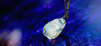 Iceberg drop クリアーベースに、半透明ホワイトやターコイズブルーの細いラインが爽やかです。 ラフォルム ガラスジュエリー ガラスアクセサリー