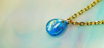 Memorial drop ～ アクアの海に眠る ～ 内部に煌きを施したメモリアルドロップペンダント。 ラフォルム ガラスジュエリー ガラスアクセサリー