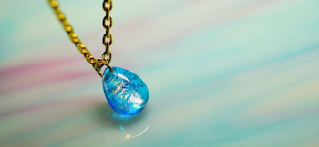 Memorial drop ～ アクアの海に眠る ～ ターコイズブルーをベースにした透明感のある仕上がりです。 ラフォルム ガラスジュエリー ガラスアクセサリー