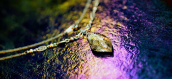 ラフォルム ガラスジュエリー ガラスアクセサリー Aquamarine jewel 深海を思わせるアクアマリンブルーに、銀や金へ移ろうイリデセント（ラメ）を重ねたペンダントです。縦長のガラス全体へ細かなアイスロック加工を施し、凹凸に光が走るたび海底…