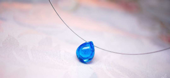 ラフォルム ガラスジュエリー ガラスアクセサリー BLUE TEAR ～ 永遠の心 ～ 優しい水色系の透明色をベースにした、可愛らしいドロップタイプのメモリアルペンダントです。内部空間には「思い出の大切なもの」をお入れしています。ステンレス製のワイ…