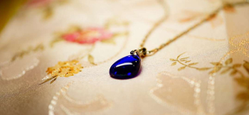 PETIT BLUE BERRY 滑らかなフォルム。内部にブルーラメを施しています。 ラフォルム ガラスジュエリー ガラスアクセサリー
