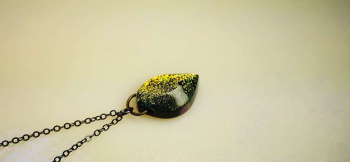 Dichroic chic leaf 表面のラウンドカットにより表情が変化。 ラフォルム ガラスジュエリー ガラスアクセサリー