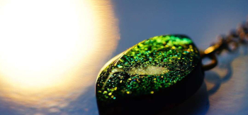 Dichroic chic leaf 内部にはダイクロガラスの美しい煌き。 ラフォルム ガラスジュエリー ガラスアクセサリー