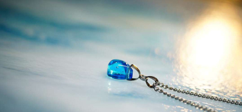 Pure petit drop ターコイズブルーの濃淡を使用した透明感のある仕上がりです。 ラフォルム ガラスジュエリー ガラスアクセサリー