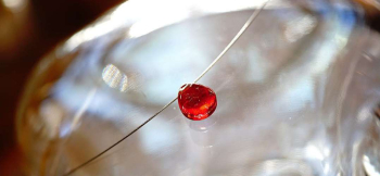 Pure drop ~ 情熱 ~ 美しいレッドがベースカラー。細身のステンレスワイヤー付き。 ラフォルム ガラスジュエリー ガラスアクセサリー