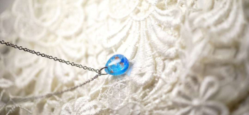 ラフォルム ガラスジュエリー ガラスアクセサリー Sea of shine MINI 青緑からブルー、青紫へ移り変わる海の色を、小さなしずくへ凝縮しました。内部にはイリデセント（ラメ）や箔、細かな気泡を重ね、水中を光が昇っていくような繊細な煌きを生…