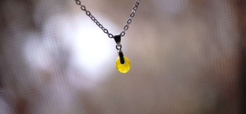 Mini drop レモンのようなイエロー(マリーゴールドイエロー)がベースカラーです。 ラフォルム ガラスジュエリー ガラスアクセサリー