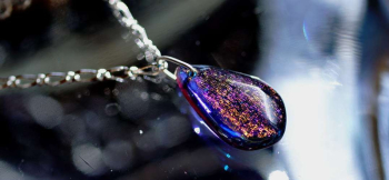 蒔絵の蕾 ～ Ice crystal ～ 表面のラメとカットによる煌きと、混ざり合う色の変化をぜひお楽しみください。 ラフォルム ガラスジュエリー ガラスアクセサリー