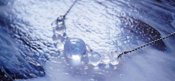 ラフォルム ガラスジュエリー ガラスアクセサリー Water drops 透明なガラスのしずくを横一列に連ね、その中央に淡い水色の大きなしずくを配しました。雨上がりの葉先で水滴が集まり、今にもこぼれ落ちそうな瞬間を切り取ったネックレスです。一粒ごと…