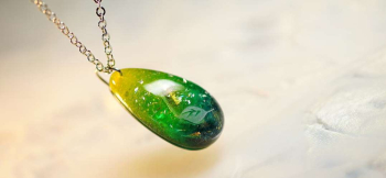 ラフォルム ガラスジュエリー ガラスアクセサリー 思い出のGreen leaf 緑萌ゆる季節の色合いをガラスのドロップの中に施した、世界にひとつのメモリアルペンダントが完成いたしました。煌きと共にイエローからグリーンへのグラデーションの色合いで緑あ…