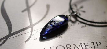 Blue flake pairshape 見る角度を変えることで煌きの表情が変化。 ラフォルム ガラスジュエリー ガラスアクセサリー