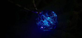 Dichroic blue half planet 光を吸収させる度、暗闇で淡く神秘的な蓄光の光。 ラフォルム ガラスジュエリー ガラスアクセサリー