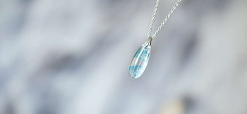 早春の煌き ～ 雪解け ～ 可愛らしい小ぶりのドロップペンダント。 ラフォルム ガラスジュエリー ガラスアクセサリー