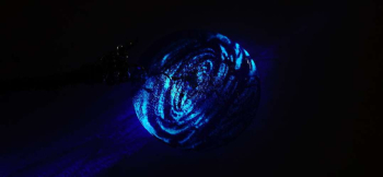 ラフォルム ガラスジュエリー ガラスアクセサリー 青の銀河 ～ 虹のオーロラ ～ コバルトブルーの宇宙に虹色のオーロラ。円形フォルム内部の美しいレインボーラメと純銀パウダーの輝きがとても印象的です。暗闇では銀河が神秘的な光を放ちます。