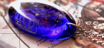 Oval galaxy 内部に銀河や星々の煌きを施しました。 ラフォルム ガラスジュエリー ガラスアクセサリー
