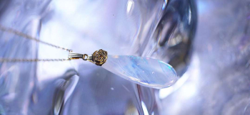 ラフォルム ガラスジュエリー ガラスアクセサリー DIAMOND SNOW DROP 冬の空から落ちてきた雪のひとひらを、長く伸びやかなしずくへ変えたペンダントです。半透明の白いガラスには柔らかなマーブル模様が流れ、その奥でダイクロガラスとイリデセ…