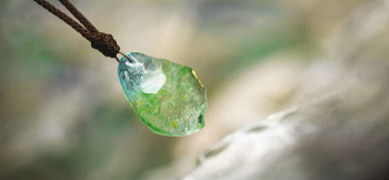 ラフォルム ガラスジュエリー ガラスアクセサリー 春・草原の薫り 『春・草原の薫り』は、黄緑、緑、青の色彩を生かした胸元を彩るガラスペンダントです。
春まだ浅い青空のもと、芽吹きはじめた草原にやや冷たさの残る爽やかな風が吹きわたる。そんなイメージ…