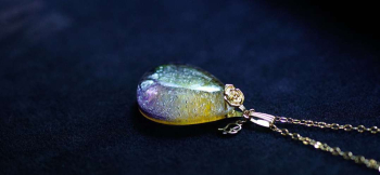 ラフォルム ガラスジュエリー ガラスアクセサリー Natural love アメジスト(紫水晶)とシトリン(黄水晶)、2種の鉱物がひとつになった「アメトリン」。その色味をガラスで表現した世界にひとつのオリジナルペンダントが完成いたしました。優しい色…