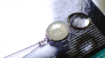 ラフォルム ガラスジュエリー ガラスアクセサリー Round glass loupe 開閉式のルーペ付きのオシャレなコラボレーションルーペペンダント。お買い物などの際にはとても便利なガラスペンダントです。表面には、半透明ホワイト(マーブル模様)をベ…