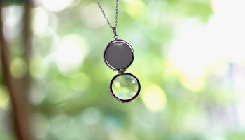Round glass loupe 裏面のガラスを開くとルーペとしてお使いいただけます。 ラフォルム ガラスジュエリー ガラスアクセサリー
