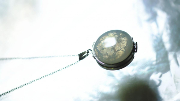 Round glass loupe 表面は半透明ホワイト(マーブル模様)をベースに煌きを施した優しい雰囲気。 ラフォルム ガラスジュエリー ガラスアクセサリー