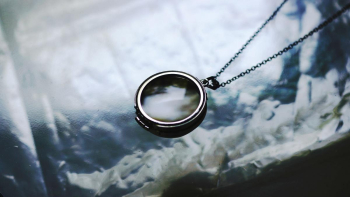 Round glass loupe 裏面全体のイメージ。 ラフォルム ガラスジュエリー ガラスアクセサリー