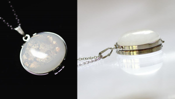 Round glass loupe ルーペを閉じればシンプルな円形ペンダントとしてご愛用いただけます。 ラフォルム ガラスジュエリー ガラスアクセサリー