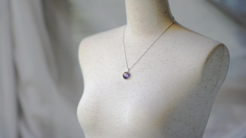 Purple evening sun Ⅱ 身に着けたイメージ。 ラフォルム ガラスジュエリー ガラスアクセサリー