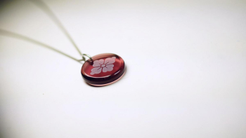 花菱 ～ HANABISHI / Plum ～ 円形のフラットな形状に仕上げております。 ラフォルム ガラスジュエリー ガラスアクセサリー